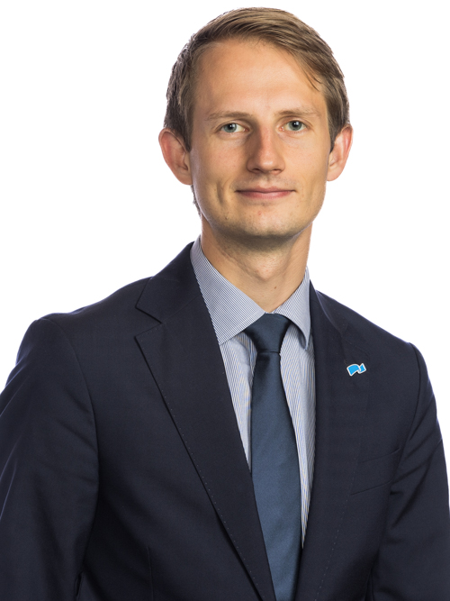 a man in a suit and tie posing for a picture.